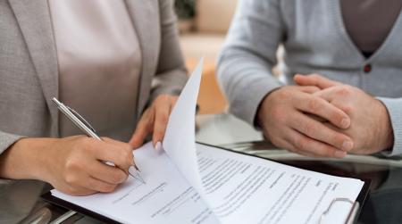 femme signant un document